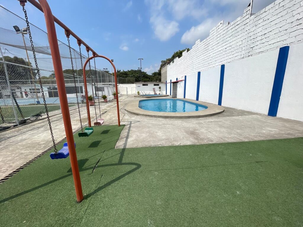 Área recreativa con piscina y juegos infantiles